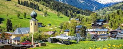 Blick auf kleines Dorf mit Kirche in Österreich