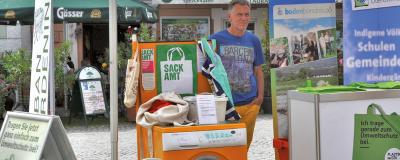 Mann steht hinter Stand vom Sackamt
