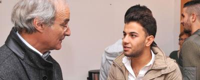 Älterer Mann spricht mit Migrant