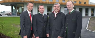 Bürgermeister, Geschäftsführer und zwei mehr bei Gruppenbild