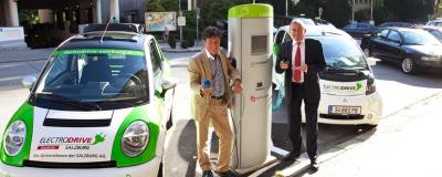 2 Kommunalpolitiker an E-Tankstelle