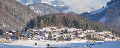 Bild auf ein Salzburger Dorf im Schnee