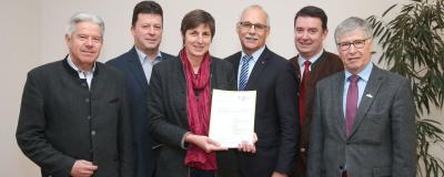 Salzburger Kommunalpolitiker mit Dokument