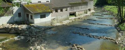 Seichtes Flussbeet in Salzburg