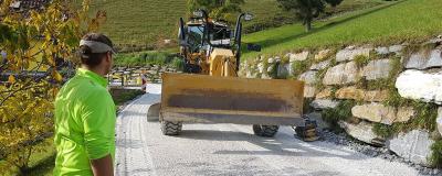 Bagger auf schmaler Straße in den Bergen
