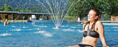 Frau genießt die Sonne in Schwimmbad