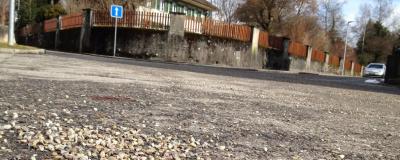 Straße mit Streusplitt darauf