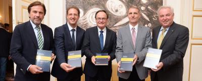 Autoren und Landeshauptmann stellen Buch vor