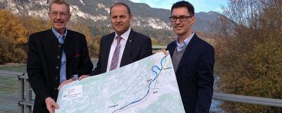 Tiroler Politiker mit Karte zum Wasserschutz