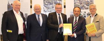 Kommunalpolitiker nehmen Ehrung zum Ortsbildschutz entgegen