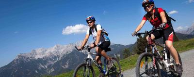 2 Radfahrer vor Bergkulisse