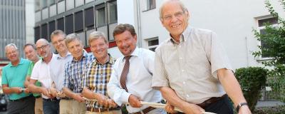 Kommunalpolitiker beim Tauziehen