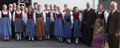 Gruppenfoto mit Kärntner Tracht