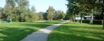 Weg durch einen grünen Park in Vorarlberg