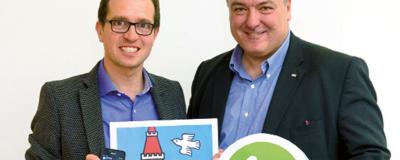 Zwei Personen mit whatsapp Logo aus Pappe