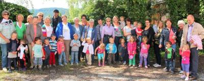 Eltern und Kinder bei einem Gruppenfoto