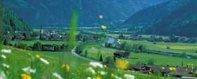 Gemeinde in Tirol mit Fluss und Alpen