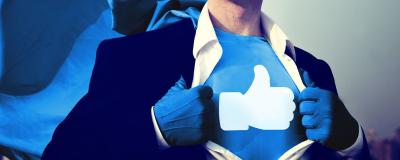 Mann mit Like-Button auf dem Hemd