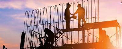 Baustelle und Bauarbeiter im Sonnenuntergang