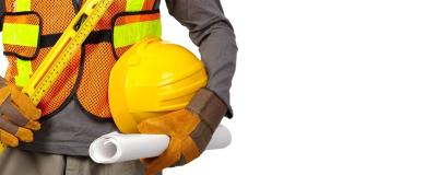 Bauarbeiter trägt Helm unter dem Arm