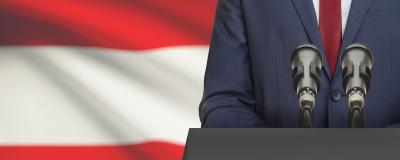 Anzug vor Österreich-Flagge