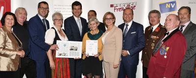 Mikl-Leitner und andere Vereinspersonen bei Urkundenüberreichung