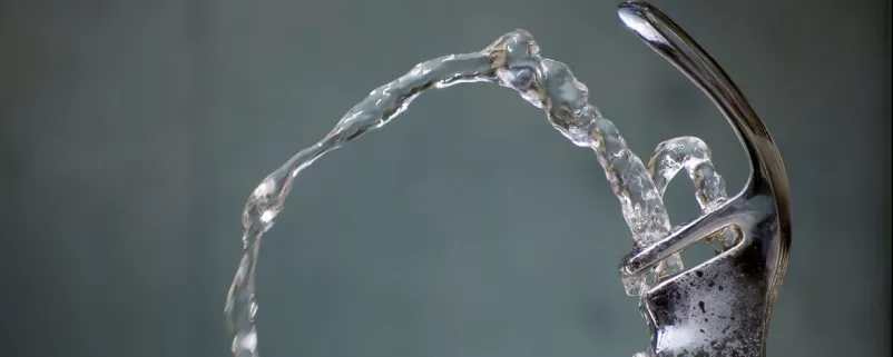 Wasserhahn aus dem Wasser kommt