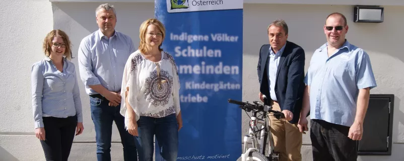 Gruppenbild vor Klimabündnisplakat