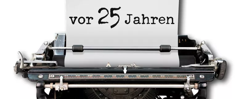 Schreibmaschine und Zettel mit 25 Jahren