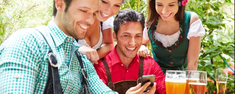 Leute mit Smartphones im Biergarten