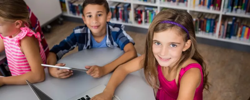 Kinder mit Laptop in der Schule