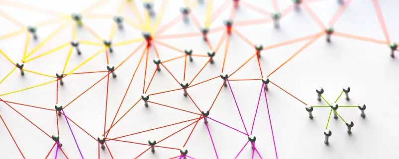 Netzwerk aus Fäden und Pins