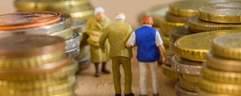 Figuren zwischen Geldmünzen