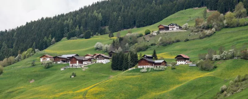 Tiroler Gemeindefinanzbericht - Blick auf Berghang mit Gebäuden