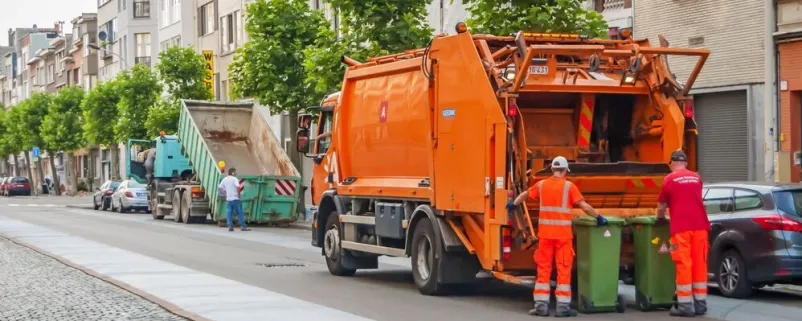 Müllfahrzeug vor Häuserfront
