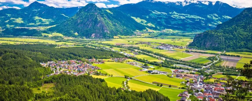 Blick auf ein Tal in Tirol mit Alpen im Hintergrund