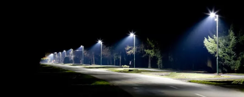 Straßenbeleuchtung mit modernen LED-Lampen in einer Gemeinde