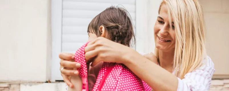 Alleinerzieherin zieht Kind an