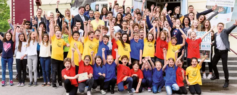 Gruppe von Kindern jubelt