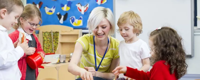 Kinderbetreuung mit lachenden Kindern
