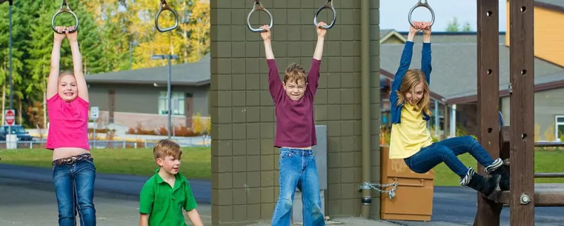 Kinder am Schulhof