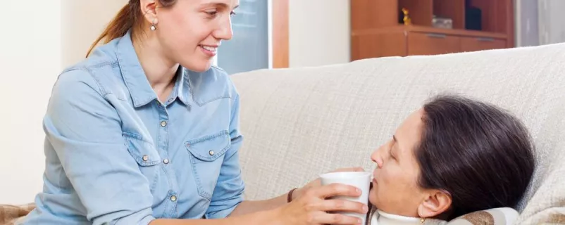 Frau pflegt ihre Mutter