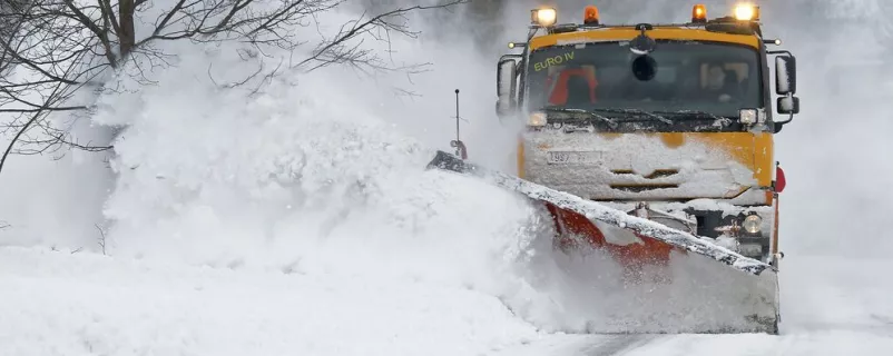 Schneepflug in österreichischer Schneelandschaft