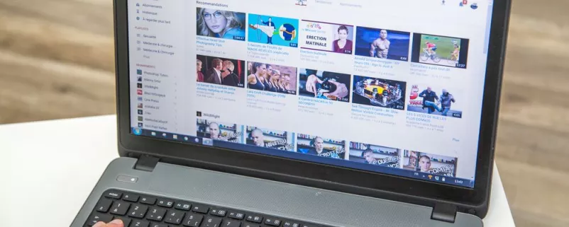 Laptop mit geöffnetem YouTube Fenster