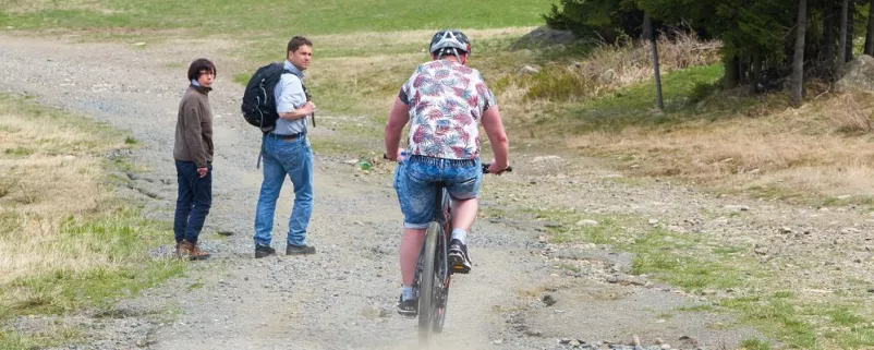 Wanderer und Radfahrer auf einem Weg