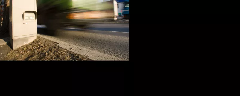 Radarbox und ein schnell fahrender LKW