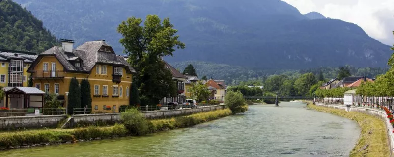 Bad Ischl mit Fluss im Bild