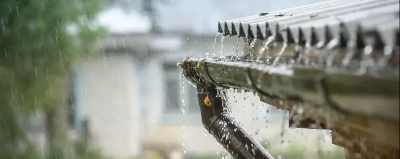 Regenrinne voll mit Regenwasser