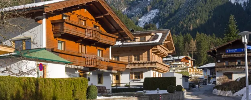 Bild auf klassisch bäuerliche Einfamilienhäuser in Tirol