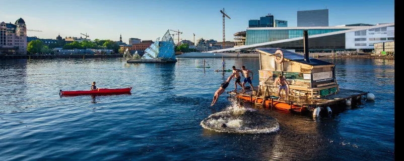 Menschen springen ins Meer in Oslo